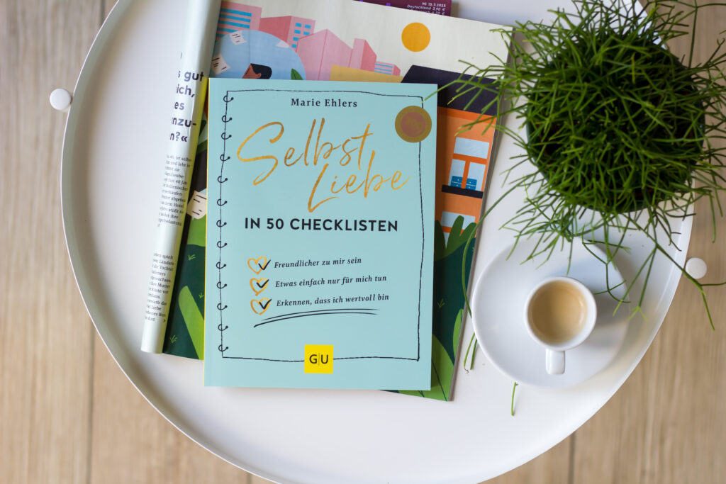 Selbstliebe in 50 Checklisten. Buch auf einem Tisch